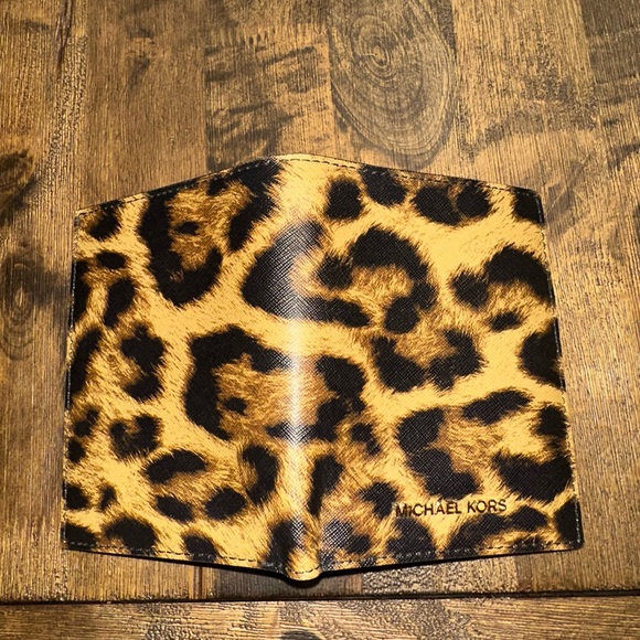 MICHAEL Michael Kors Saffiano Leopard Print passport holder/passport cover - Picture 2 of 4